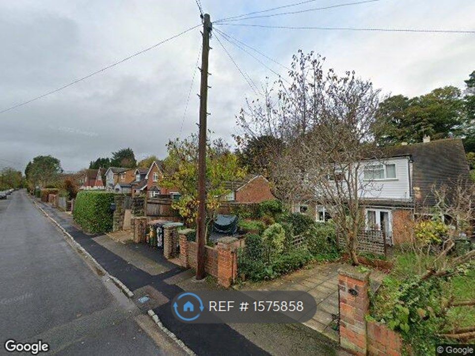 3 bed semidetached house to rent in Shiplake Bottom, Peppard Common