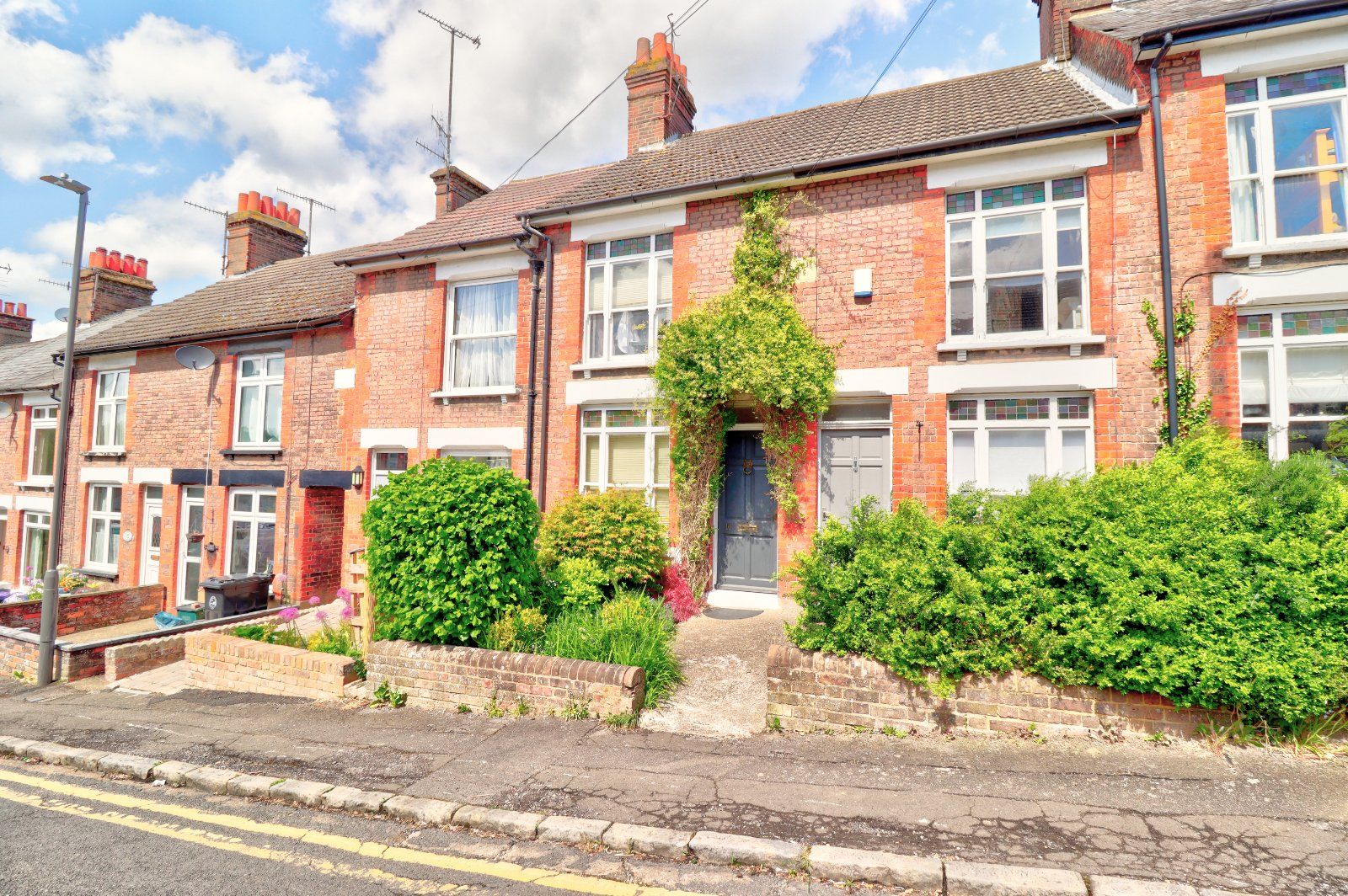 2 bed terraced house to rent in Queens Road, Chesham, Buckinghamshire