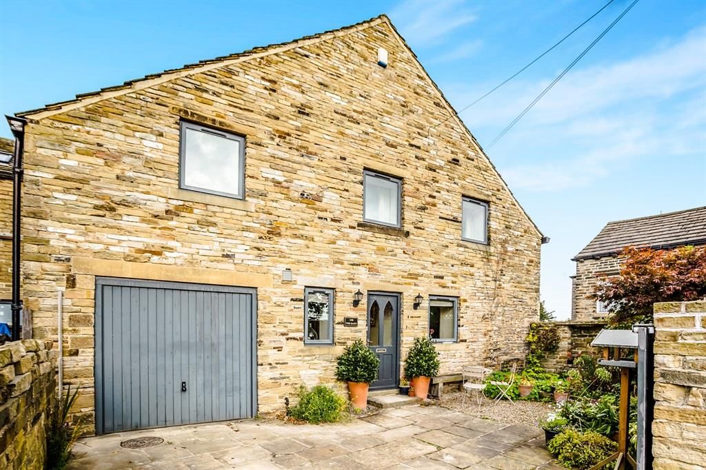 5 bed detached house to rent in East Street, Lindley, Huddersfield HD3