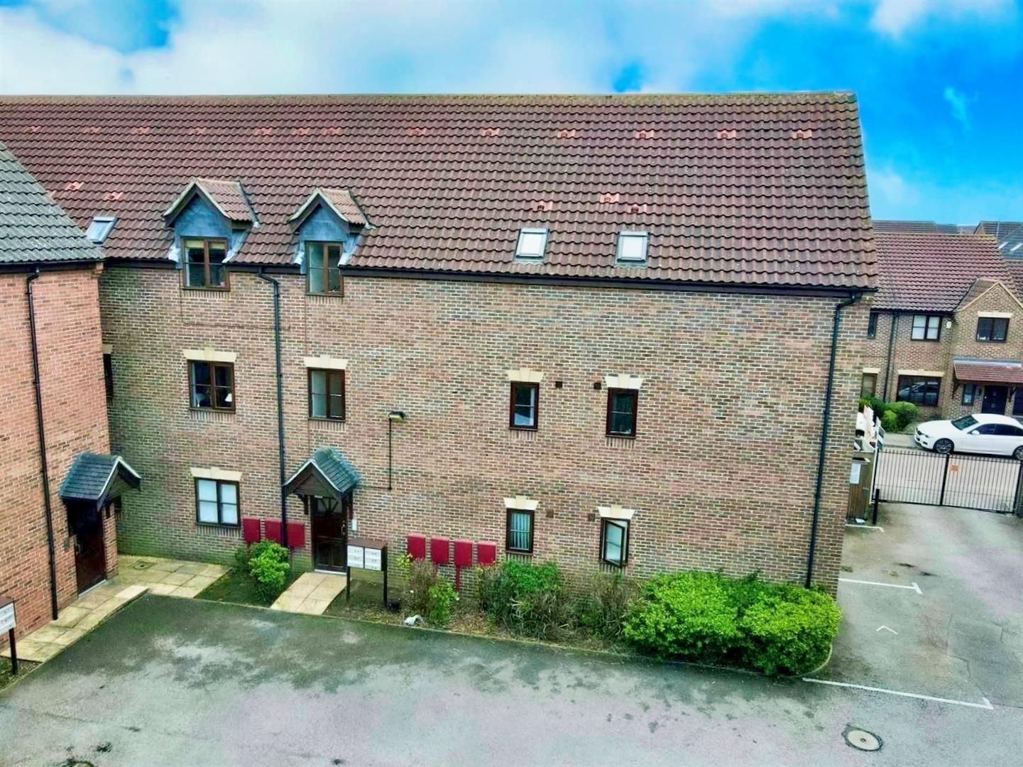 3 bed flat for sale in Perivale, Monkston Park, Milton Keynes MK10 Zoopla