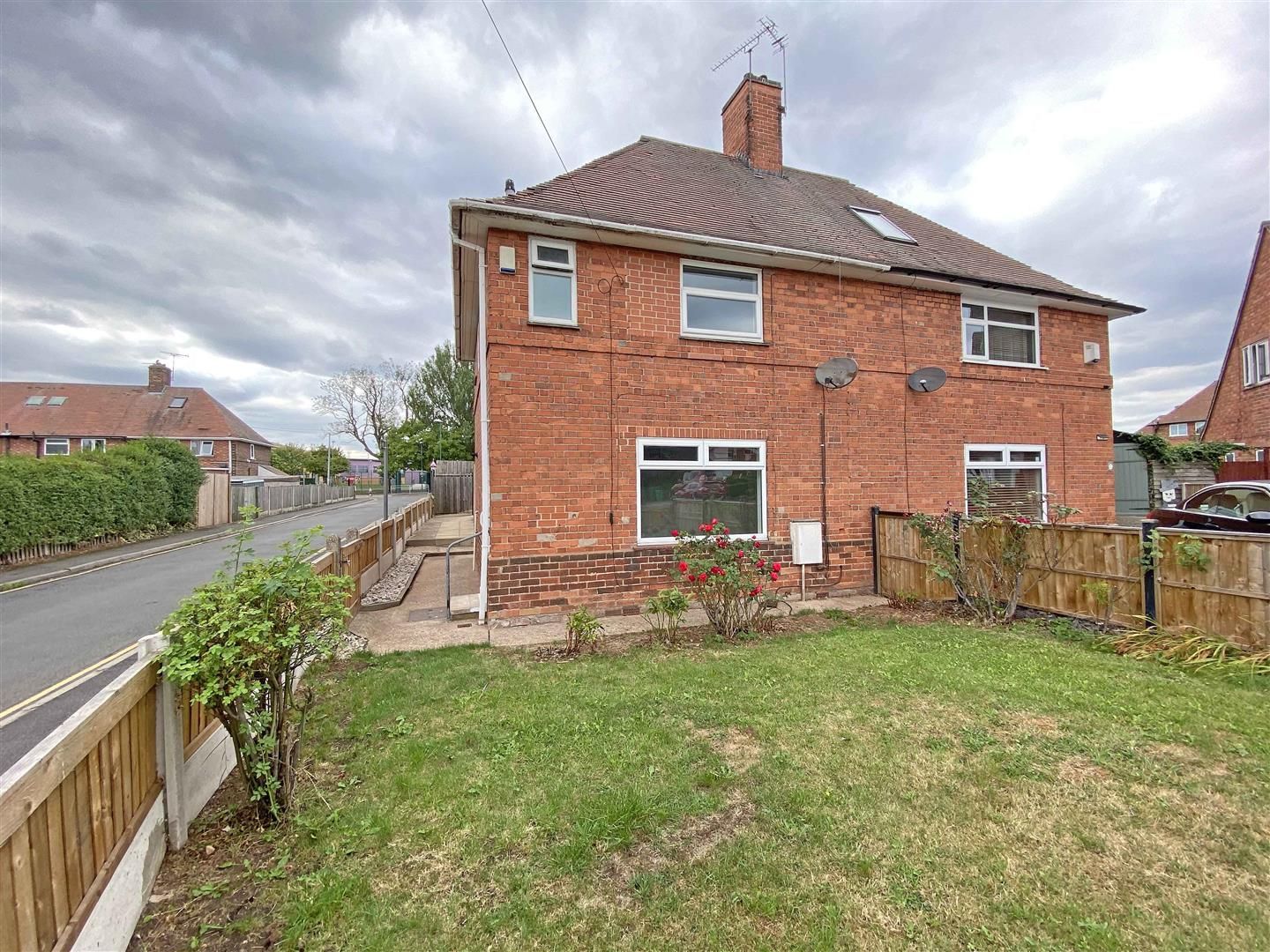 3 bed semidetached house to rent in Ashworth Close, Bakersfield