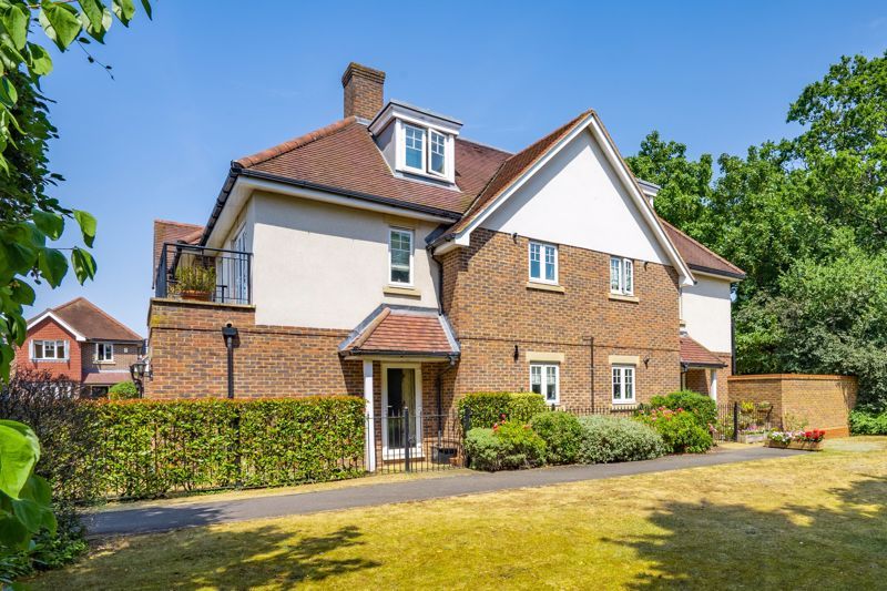 2 bed flat for sale in Bisham House, Woodside Gardens, Marlow SL7 Zoopla