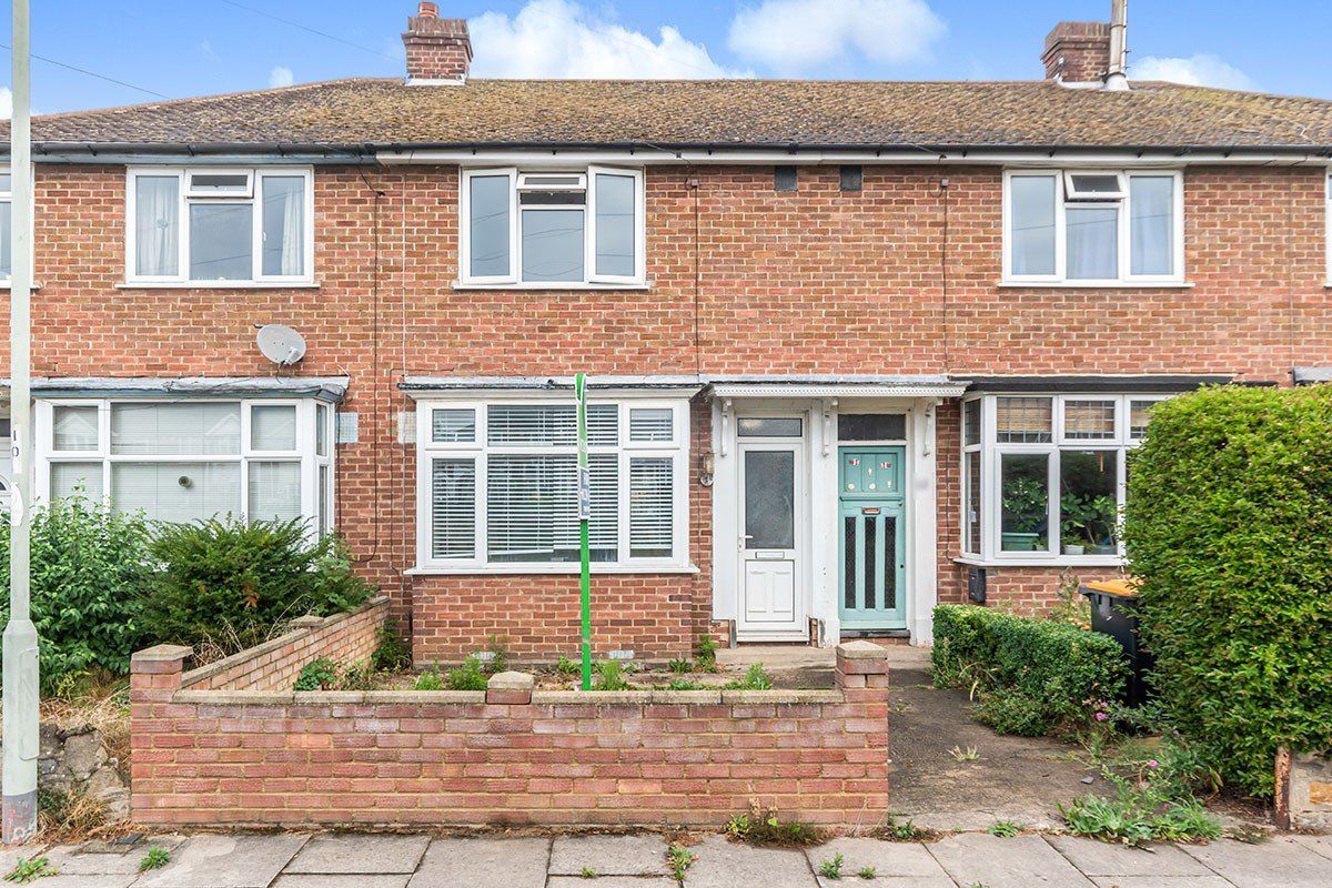 2 bed terraced house for sale in Winchester Road, Bedford, Bedfordshire