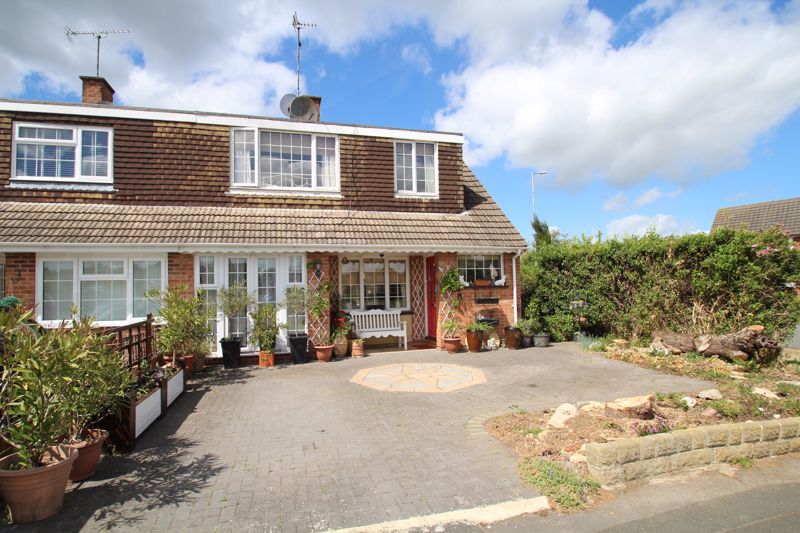 4 bed semidetached house for sale in Chalford Avenue, Nythe, Swindon