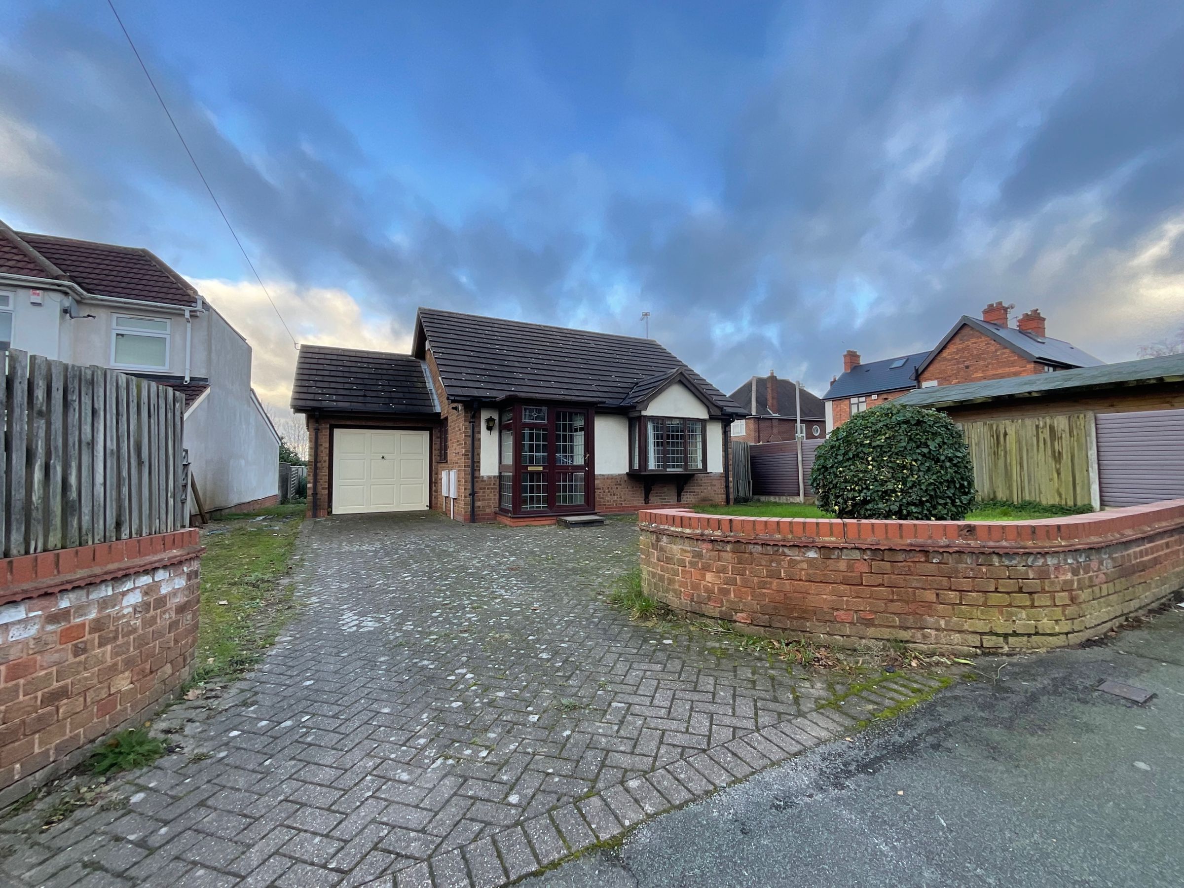2 bed bungalow for sale in Pear Tree Lane, Wolverhampton WV11 Zoopla