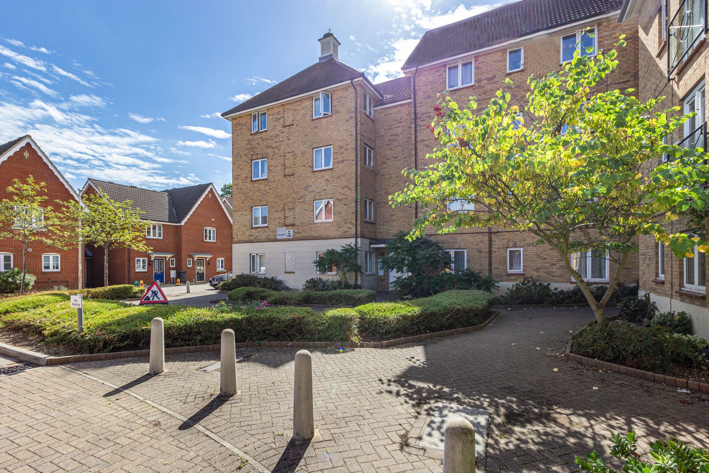 2 bed flat for sale in Royal Crescent, Ilford IG2 Zoopla