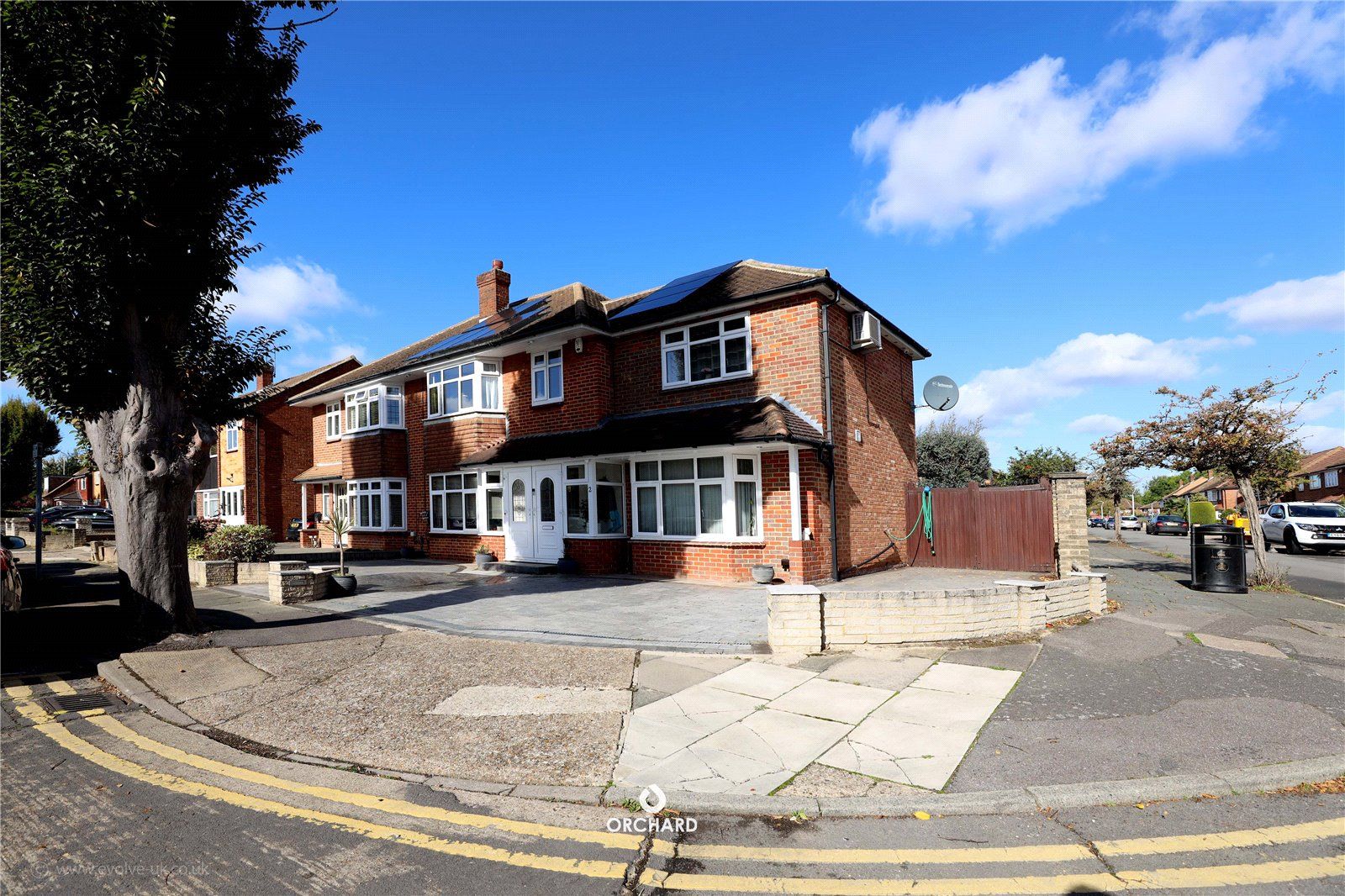 4 bed semidetached house for sale in Edinburgh Close, Ickenahm UB10