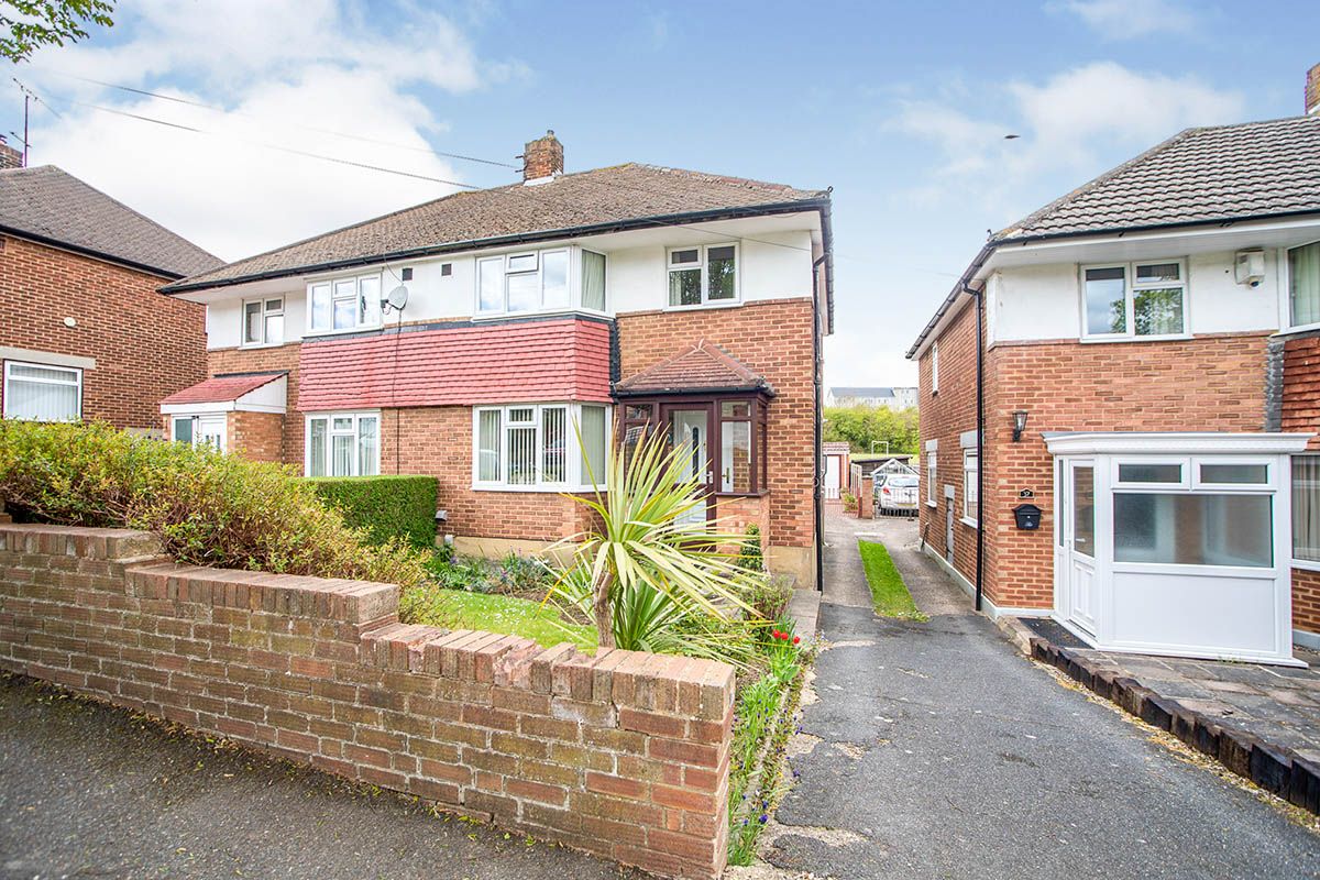 3 bed semidetached house for sale in Vale Drive, Chatham, Kent ME5