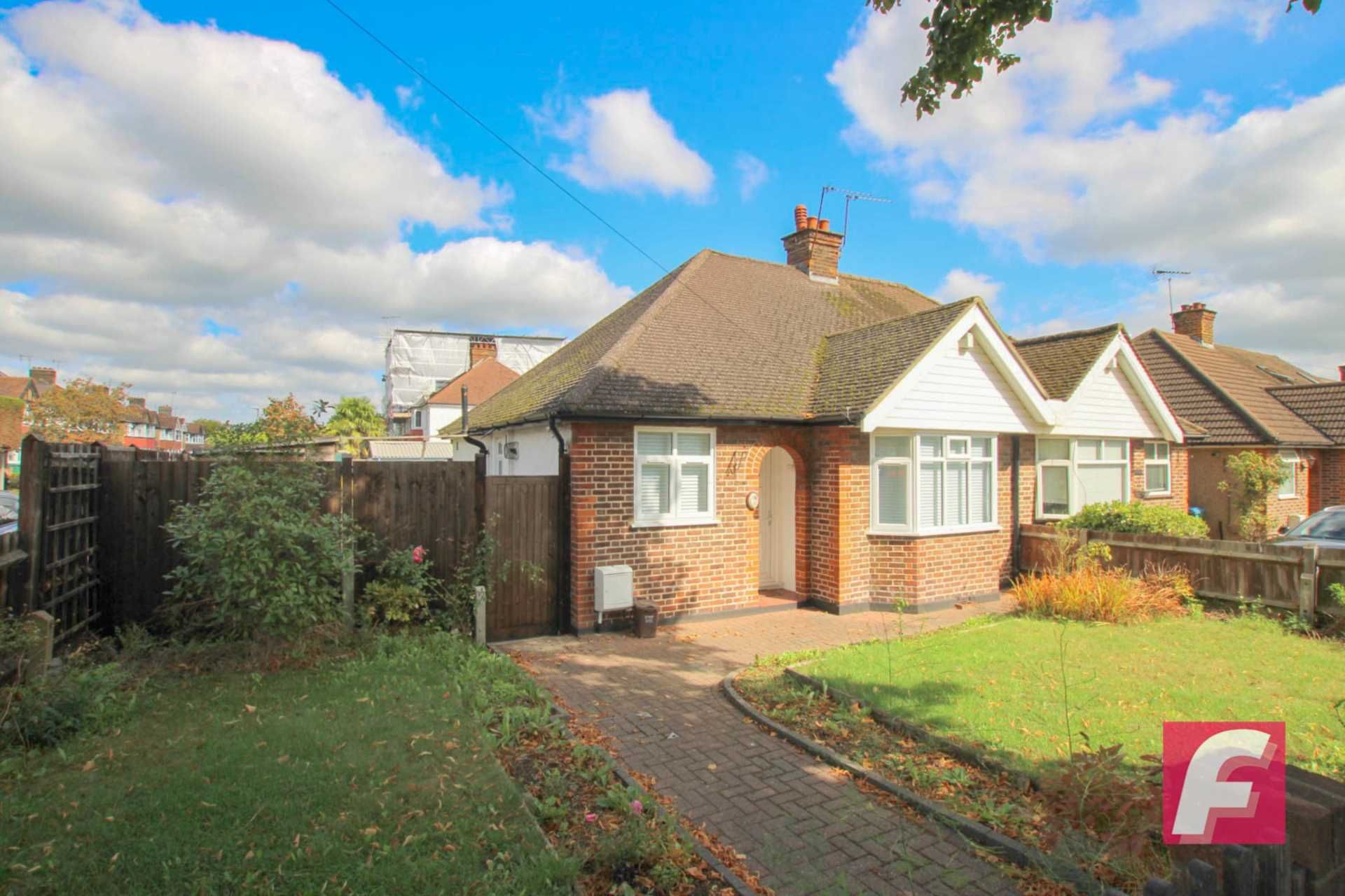 2 bed semidetached bungalow to rent in Balmoral Road, North Watford