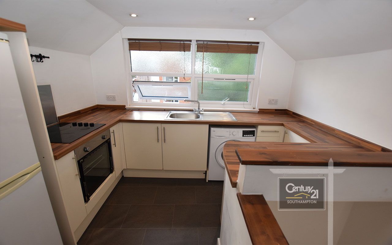 2 bed flat to rent in Ref R172684, Bournemouth Road, Chandler's Ford