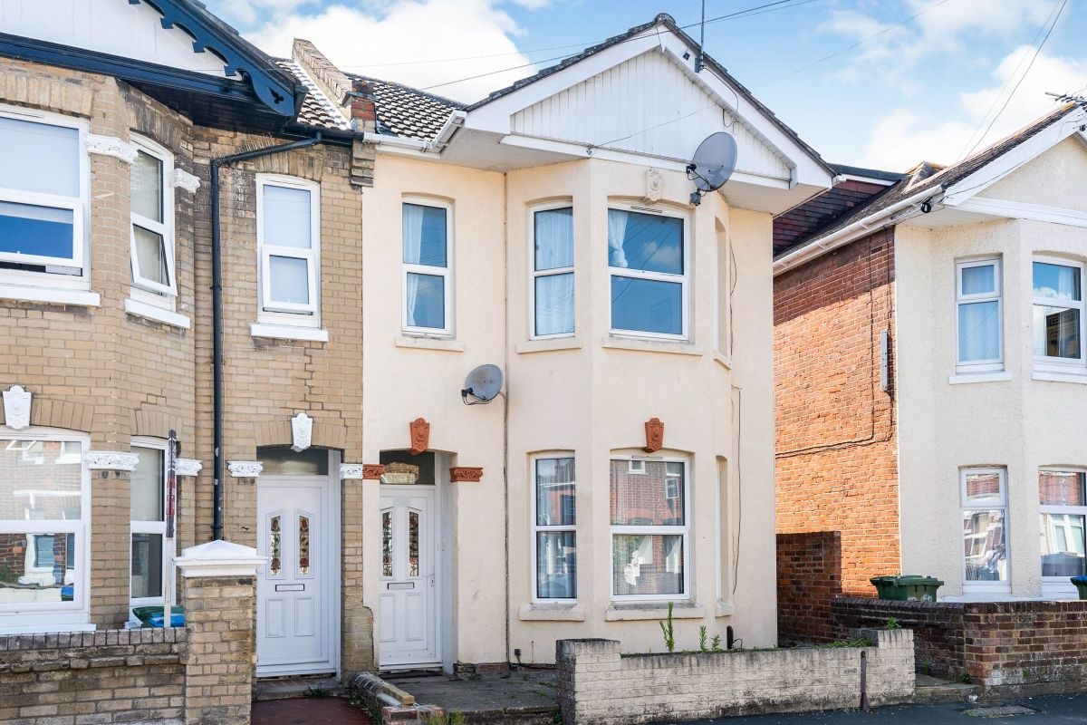 5 bed semidetached house to rent in Coventry Road, Southampton SO15