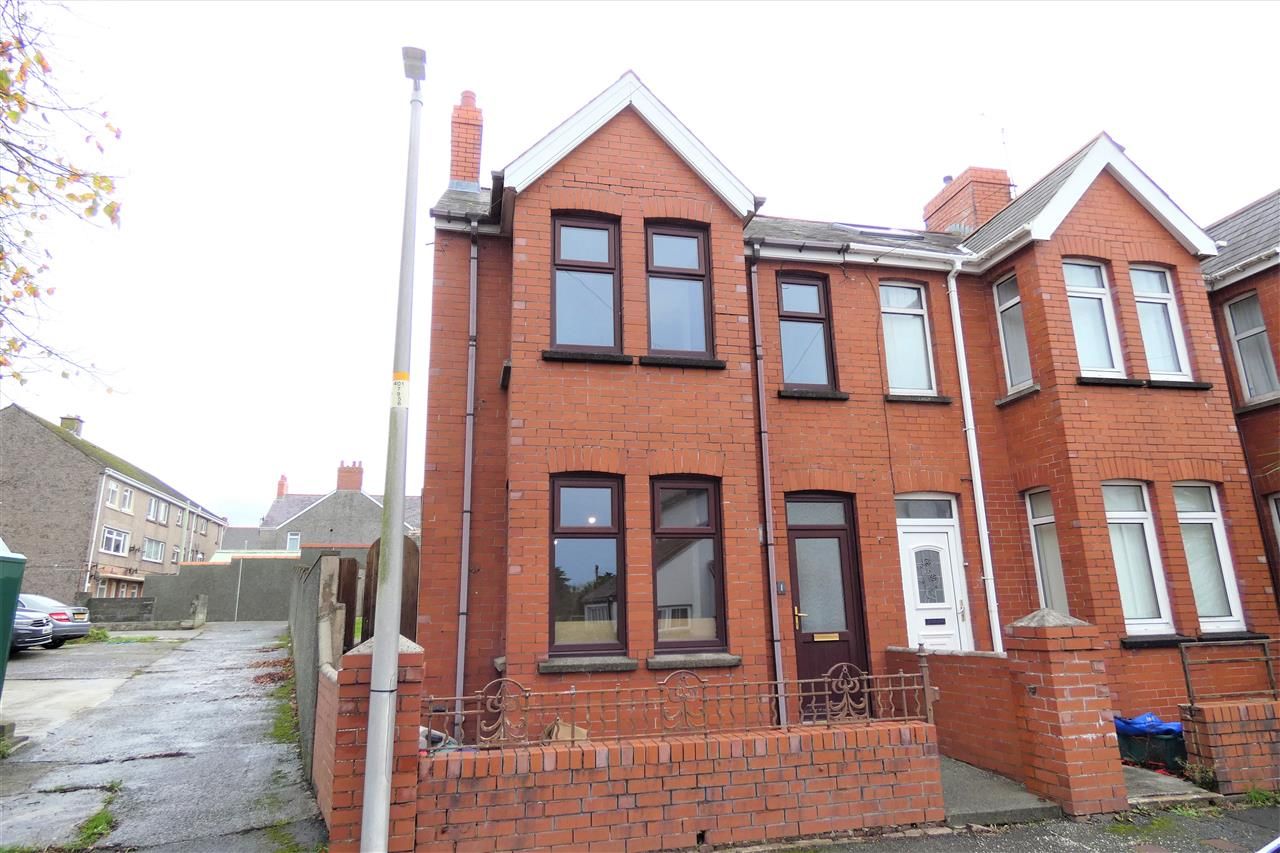 3 bed end terrace house for sale in Hayston Avenue, Hakin, Milford