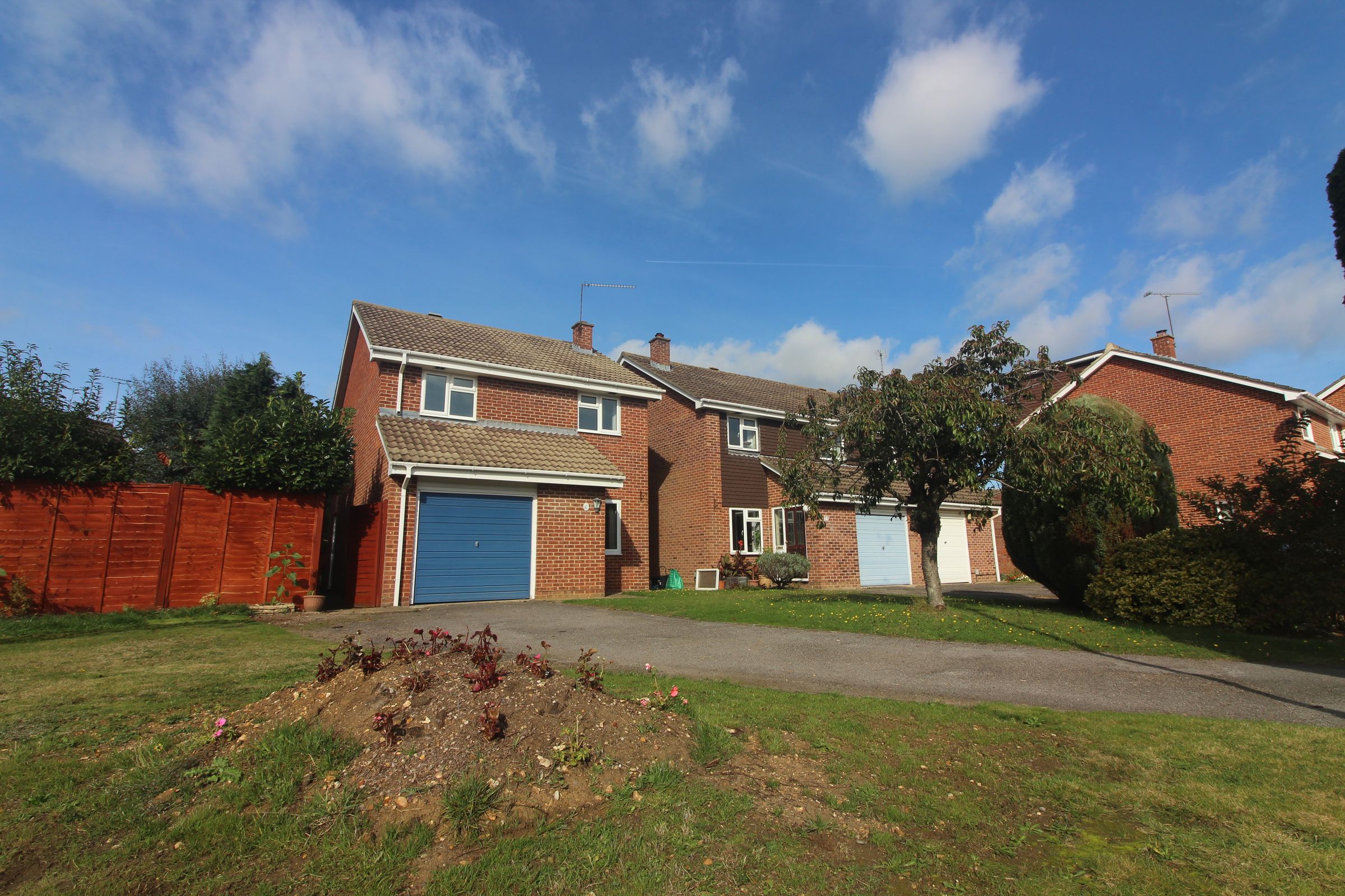 3 bed detached house to rent in Eynsham Close, Woodley, Reading RG5