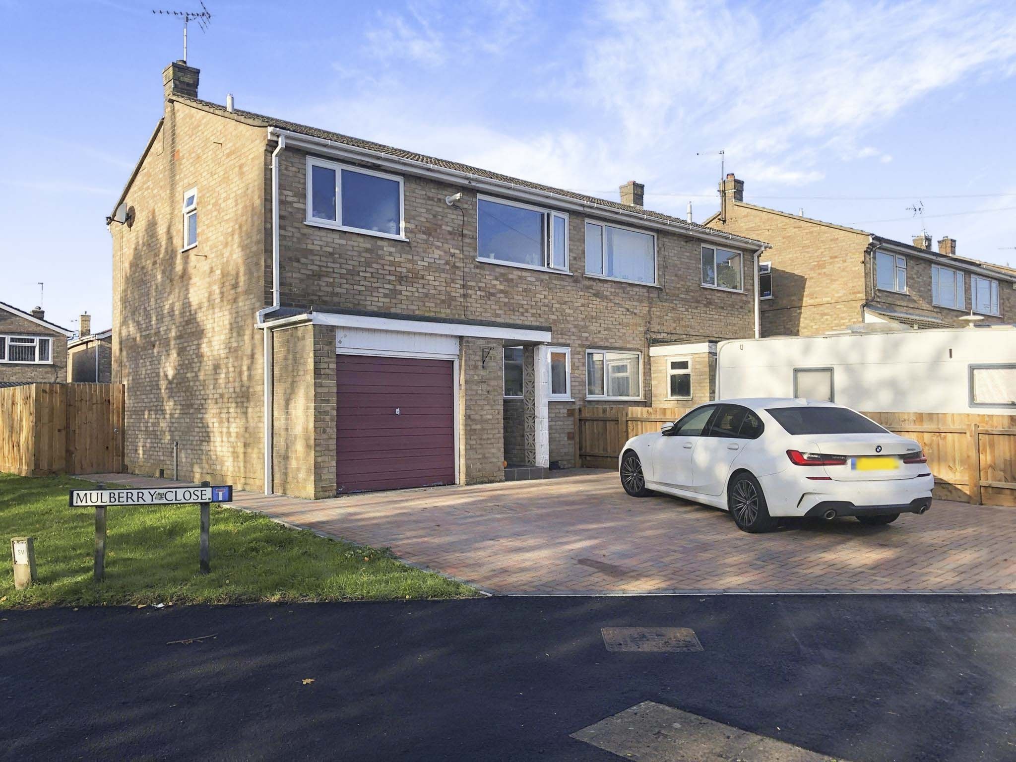 3 bed semidetached house for sale in Mulberry Close, Yaxley