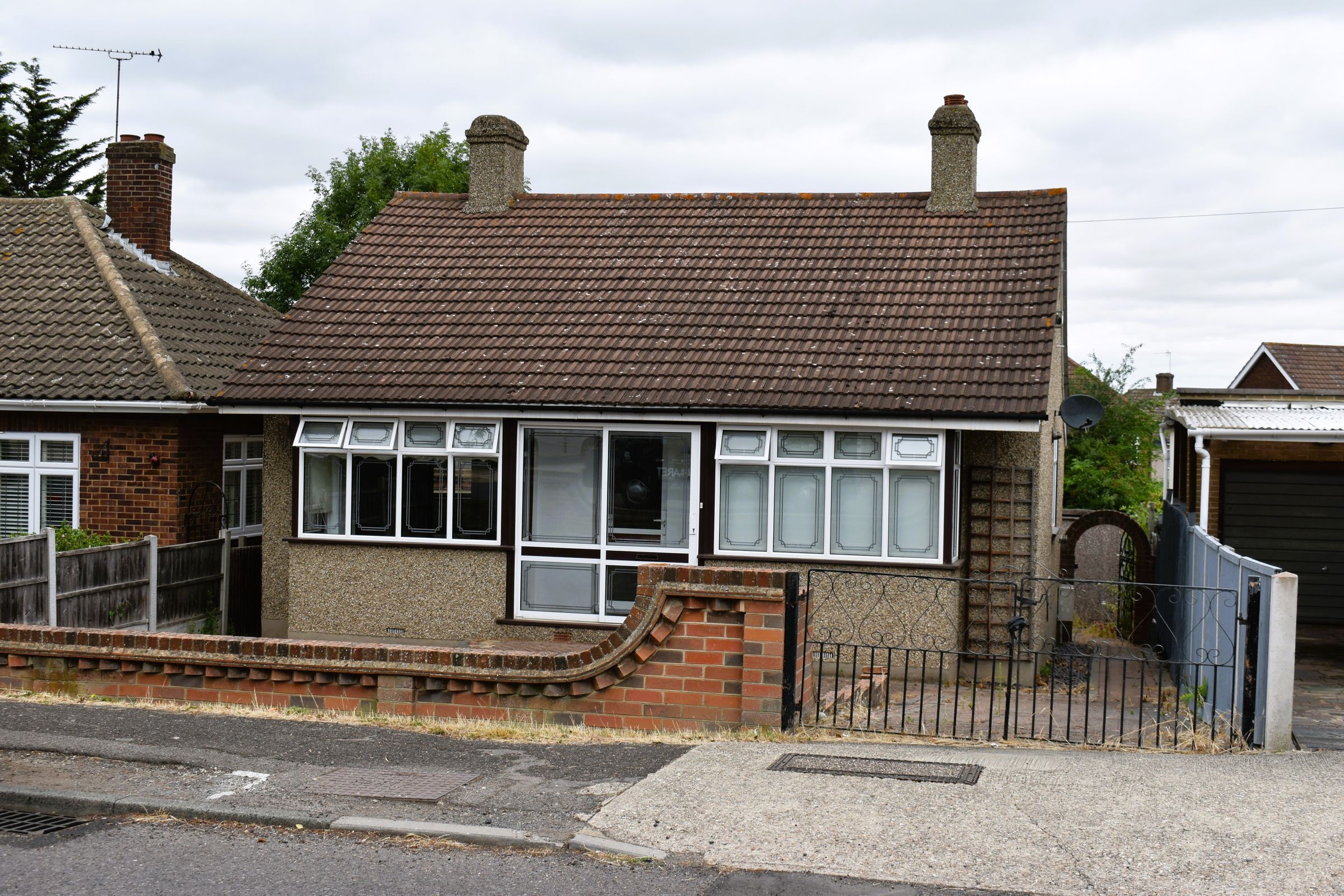 2 bed detached bungalow for sale in Hubbards Chase, Hornchurch, Essex