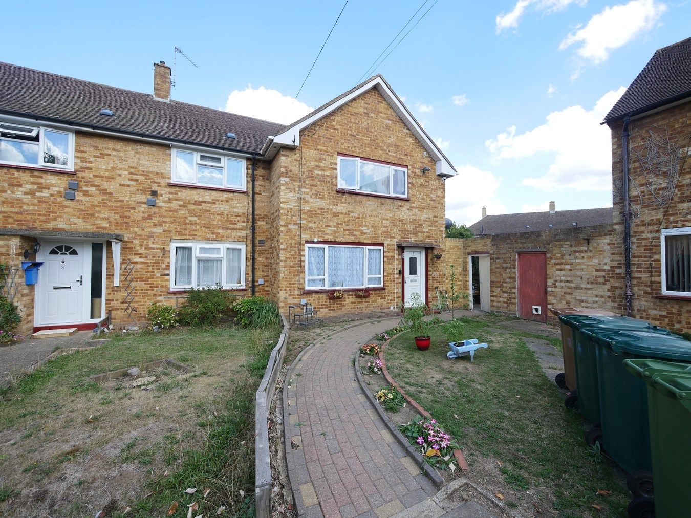 2 bed end terrace house for sale in Hadrian Close, StainesUponThames