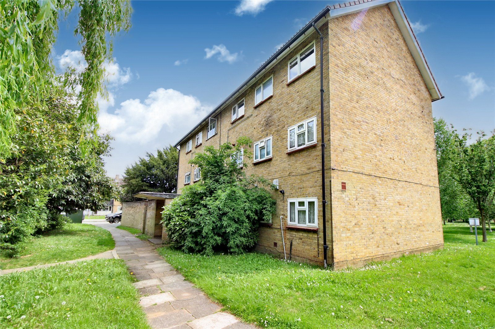 2 bed flat for sale in Longlands, Adeyfield, Hemel Hempstead