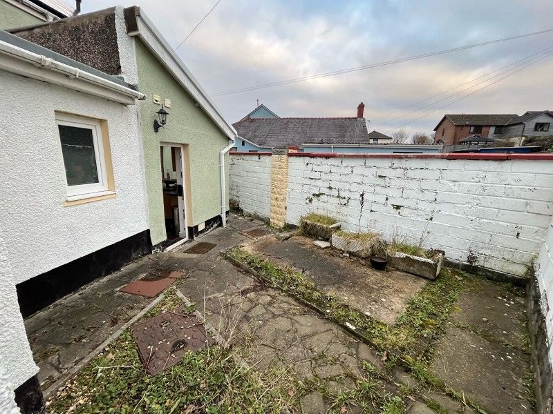 2 bed end terrace house for sale in Cwmamman Road, Glanamman, Ammanford