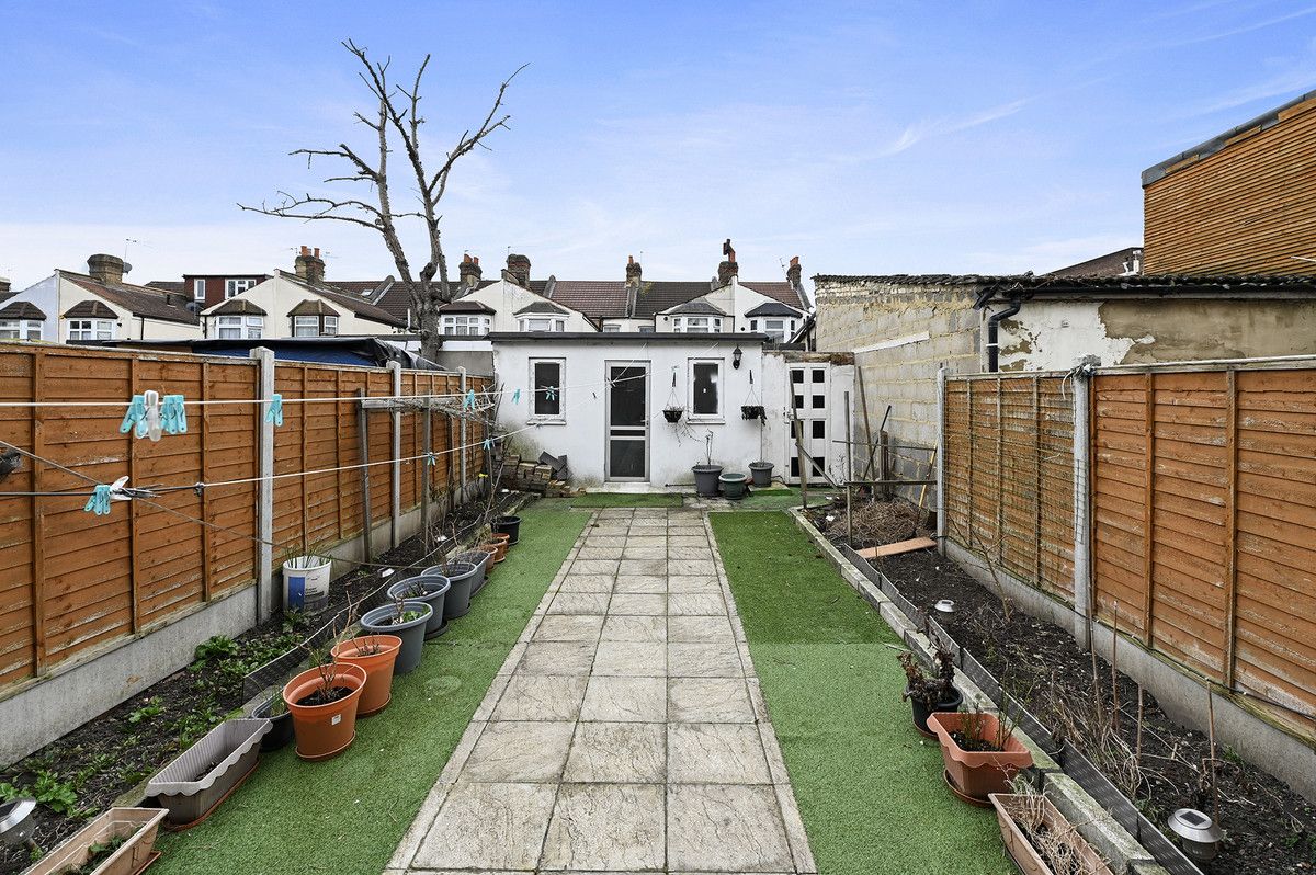 8 bed terraced house for sale in Hampton Road, Ilford IG1 Zoopla