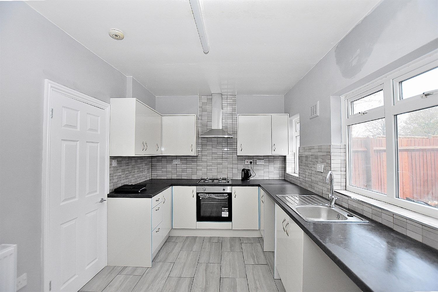 3 bed detached house to rent in Tithe Road, Wednesfield, Wolverhampton