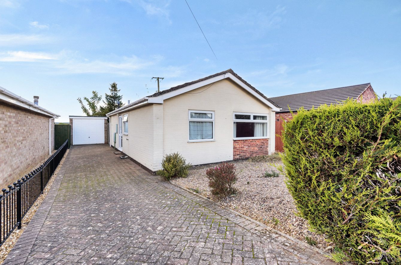 2 bed bungalow for sale in Adamstiles, Barrowby NG32 Zoopla
