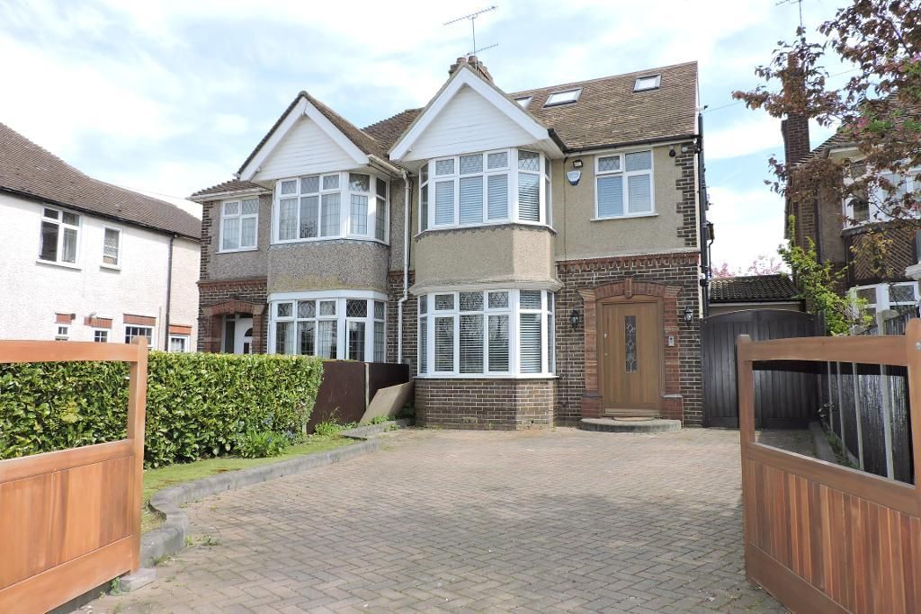 5 bed semidetached house for sale in Barton Road, Luton, Bedfordshire
