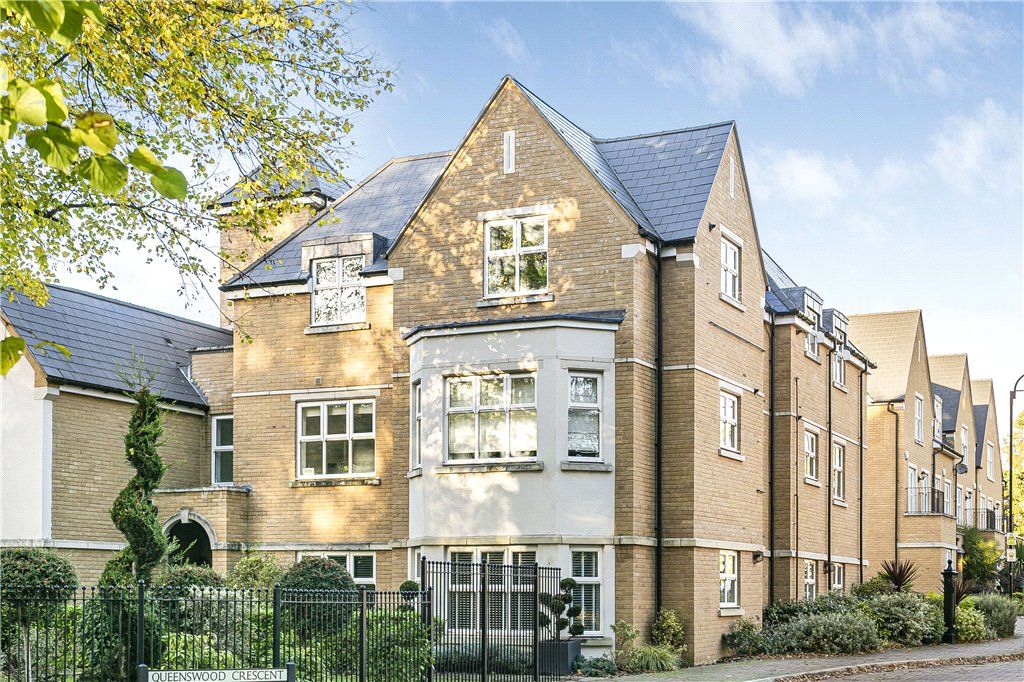 2 bed flat for sale in Queenswood Crescent, Englefield Green, Surrey