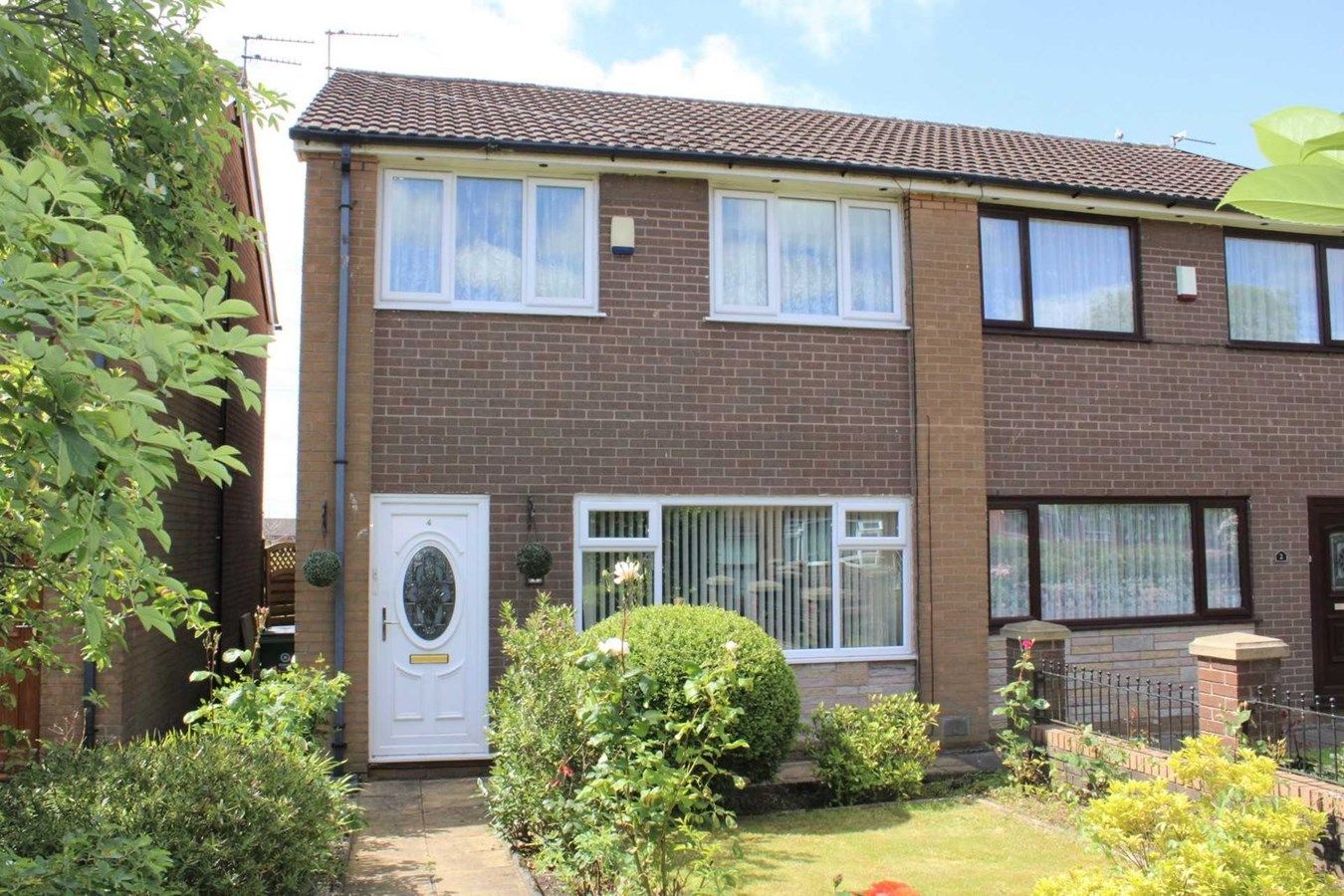 3 bed semidetached house for sale in Amberley Walk, Chadderton, Oldham