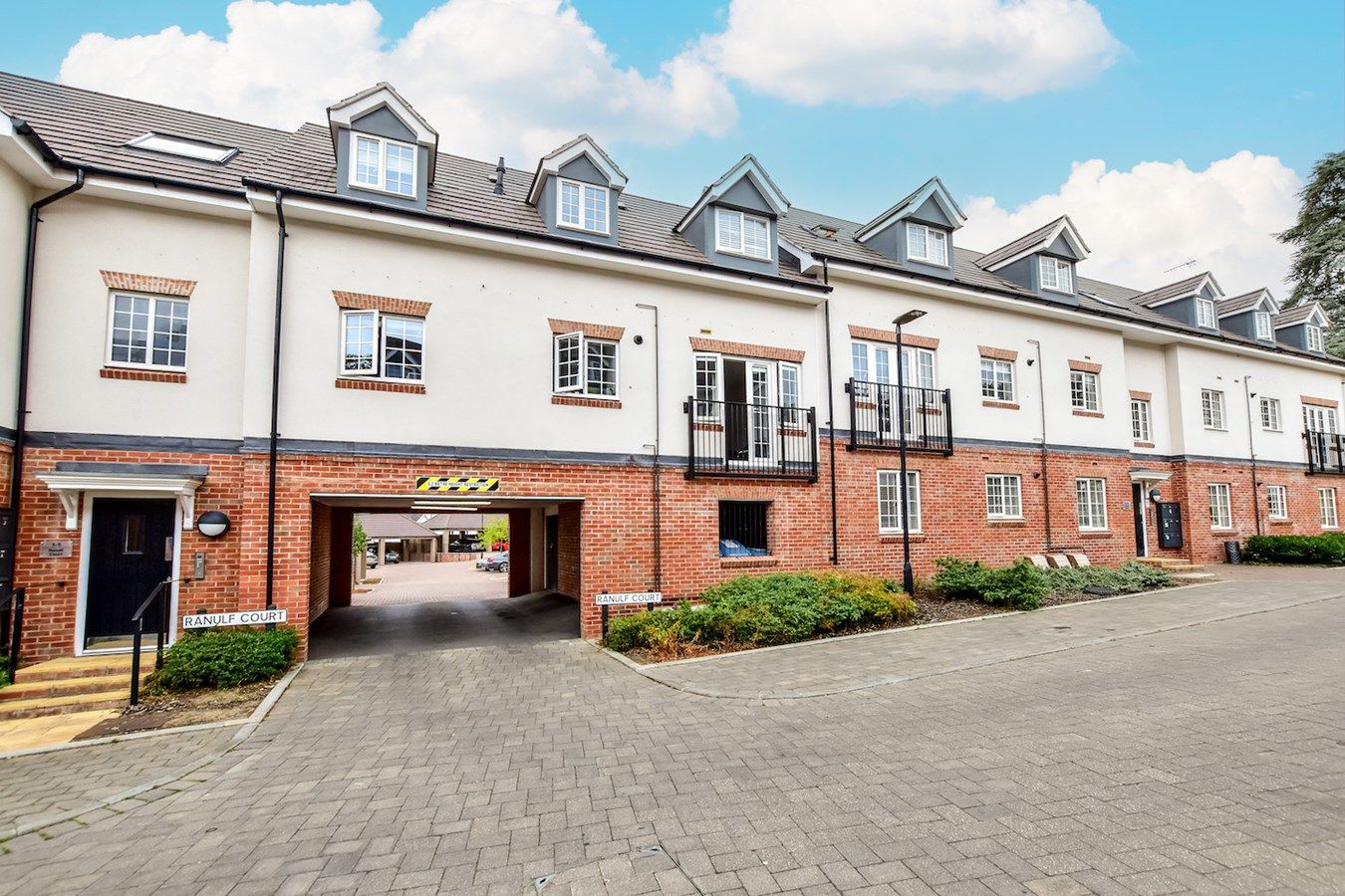2 bed flat for sale in Grange Road, Chalfont St Peter, Gerrards Cross