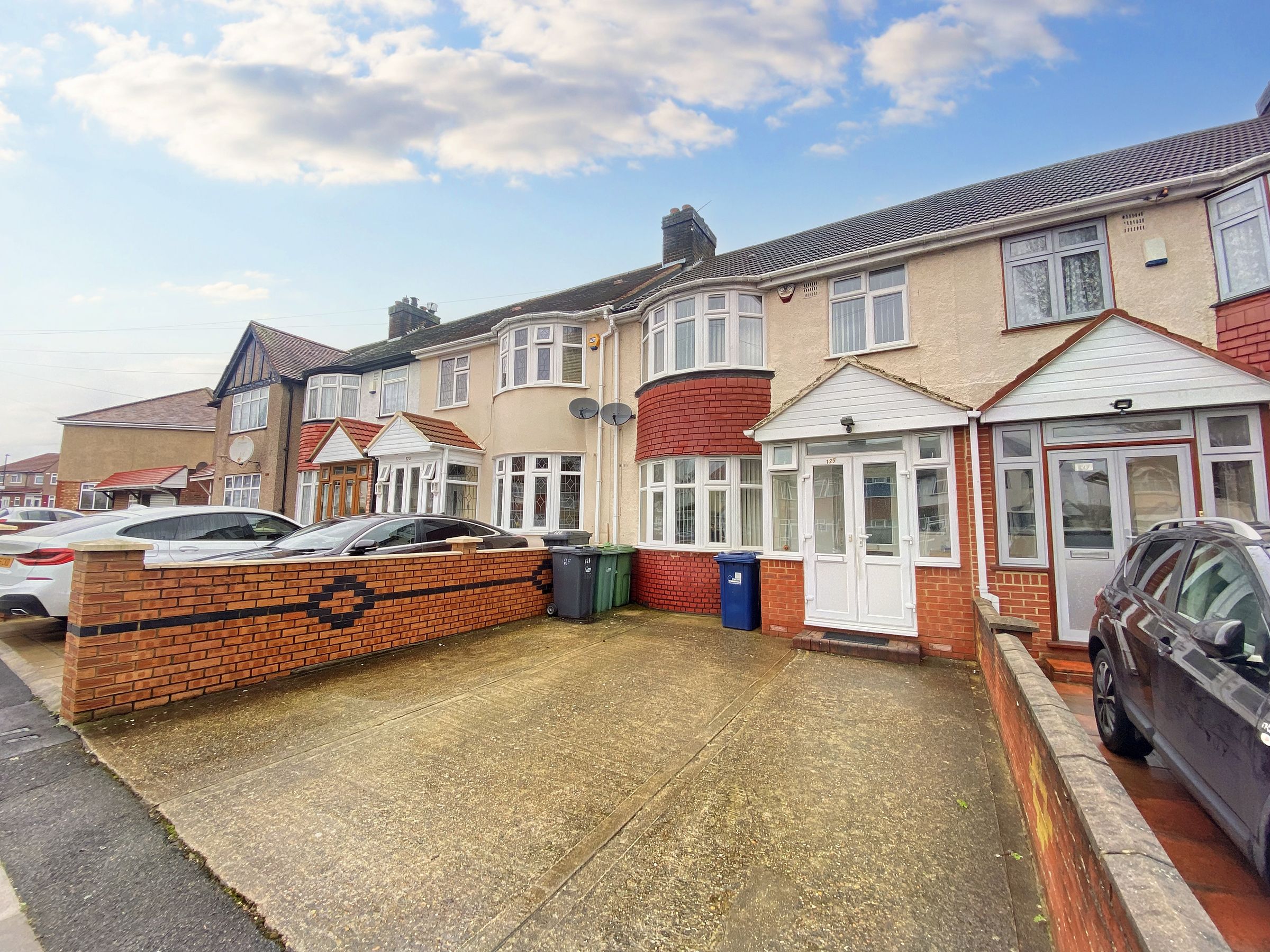 3 bed terraced house to rent in Burns Avenue, Southall, Greater London