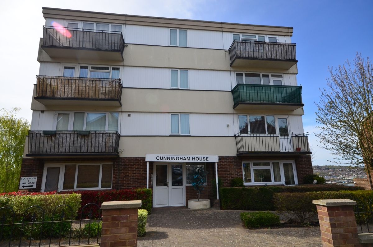 2 bed flat to rent in St. Margarets Banks, High Street, Rochester ME1