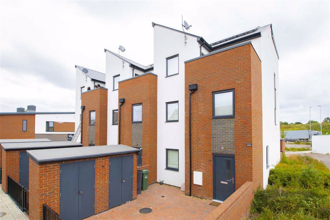 2 bed town house to rent in Islay Court, Newton Leys, Milton Keynes MK3
