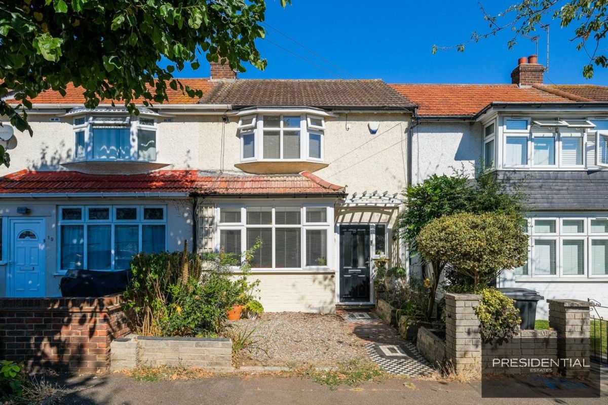 3 bed terraced house for sale in Southern Drive, Loughton IG10 Zoopla