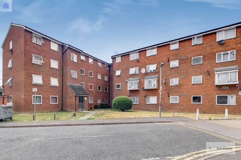 2 bed flat to rent in Gurney Close, Barking IG11 Zoopla