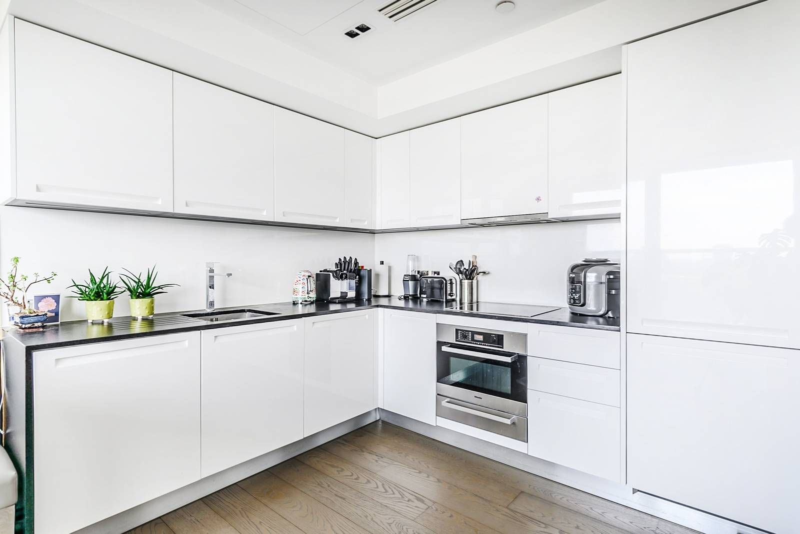 1 bed flat to rent in Kensington High Street, Kensington, London W14