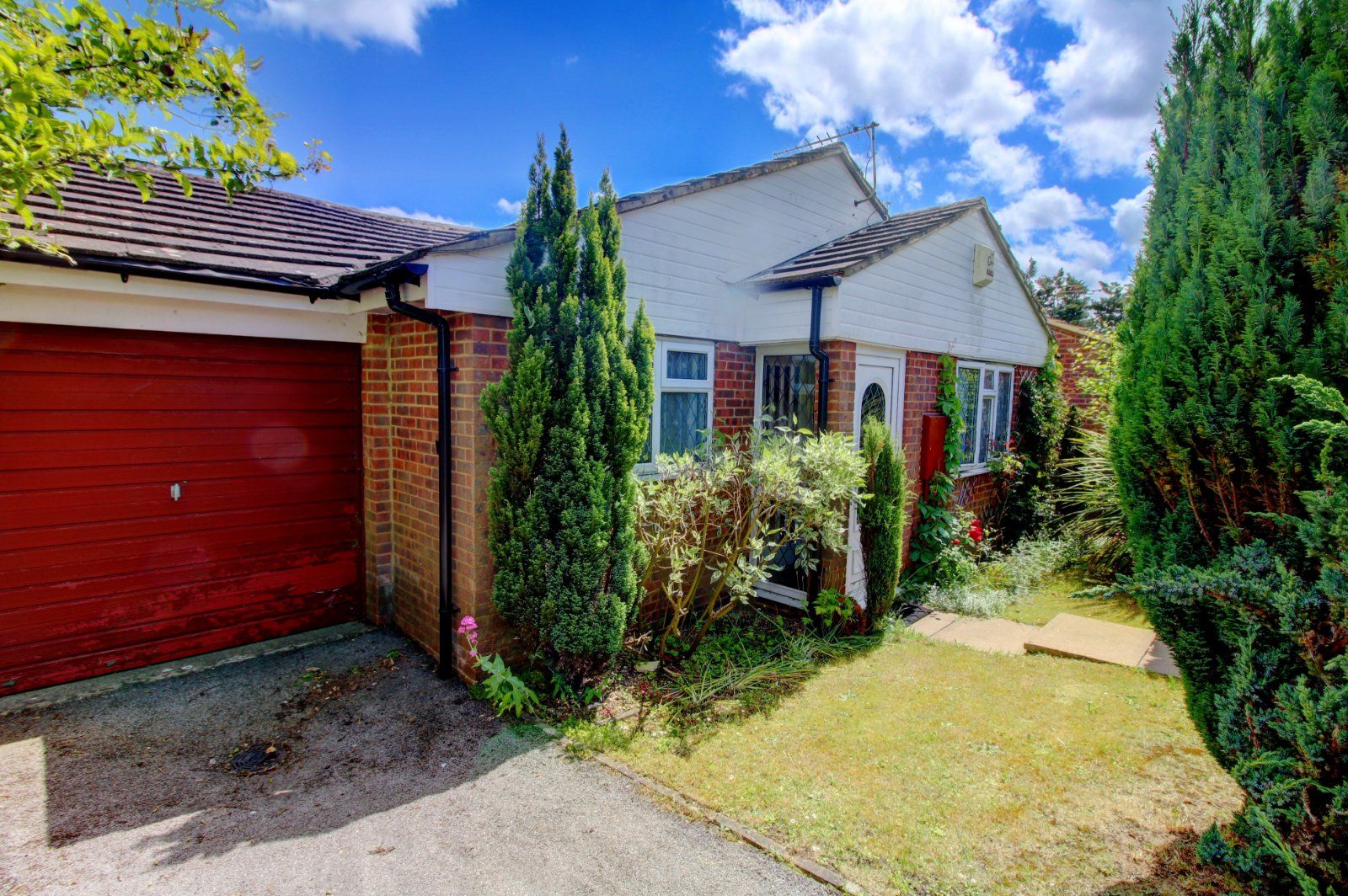 2 bed bungalow for sale in The Homestead, High Buckinghamshire