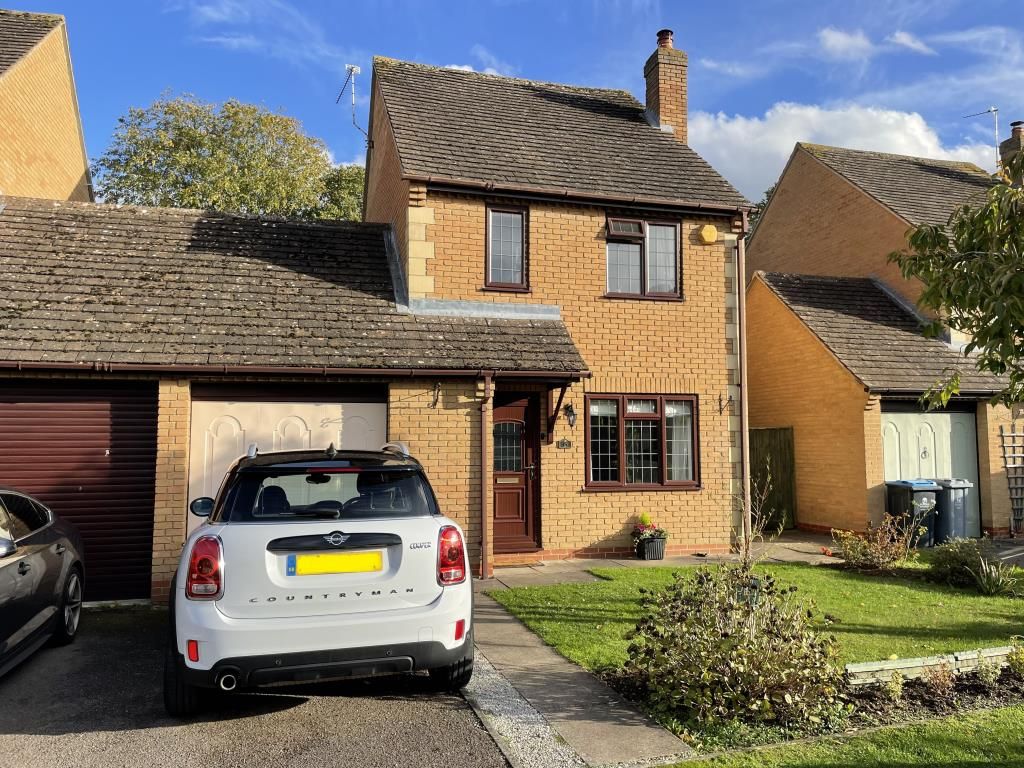3 bed linkdetached house for sale in Schofield Gardens, Witney OX28