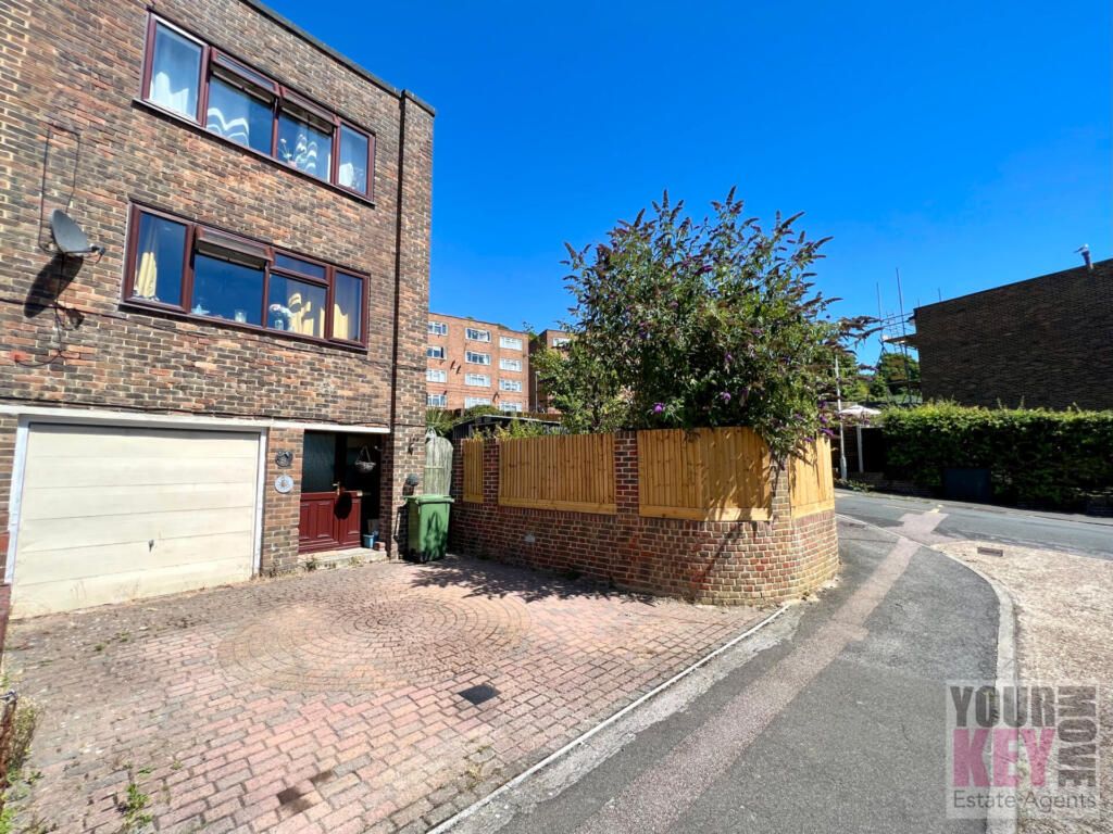 3 bed end terrace house for sale in Hollands Avenue, Folkestone, Kent