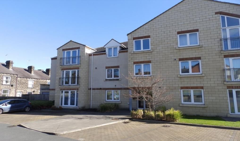 2 bed flat to rent in Woodside Court, Broadgate Lane, Horsforth, Leeds