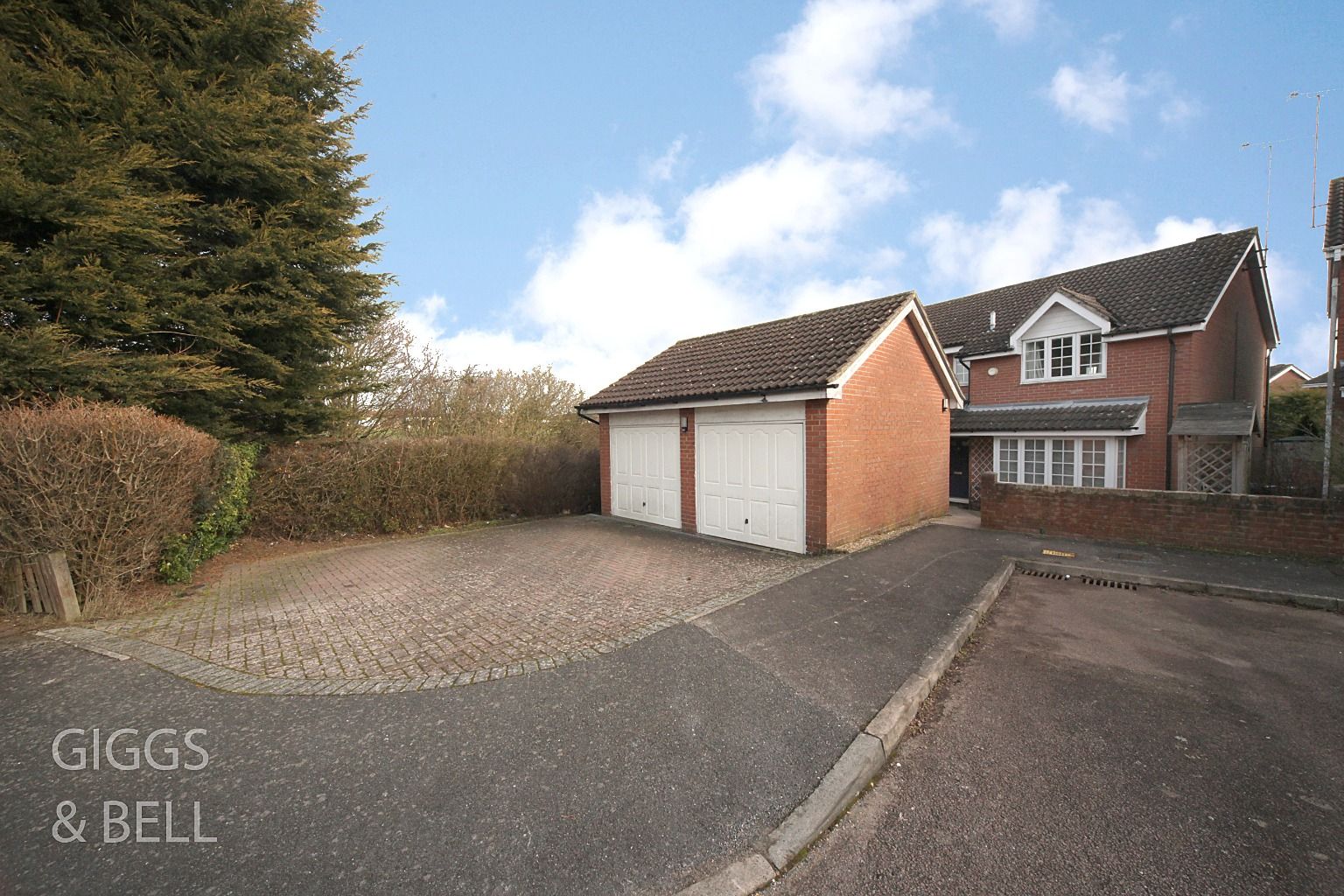 4 bed detached house for sale in Rochford Drive, Luton, Bedfordshire