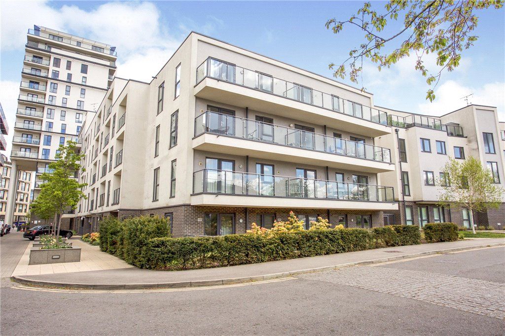 2 bed flat for sale in Bradfield House, Bradfield Close, Woking GU22