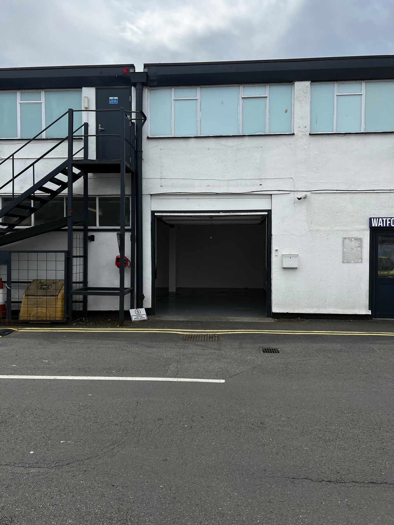 Light industrial to let in Unit Vale Industrial Park, Tolpits Lane