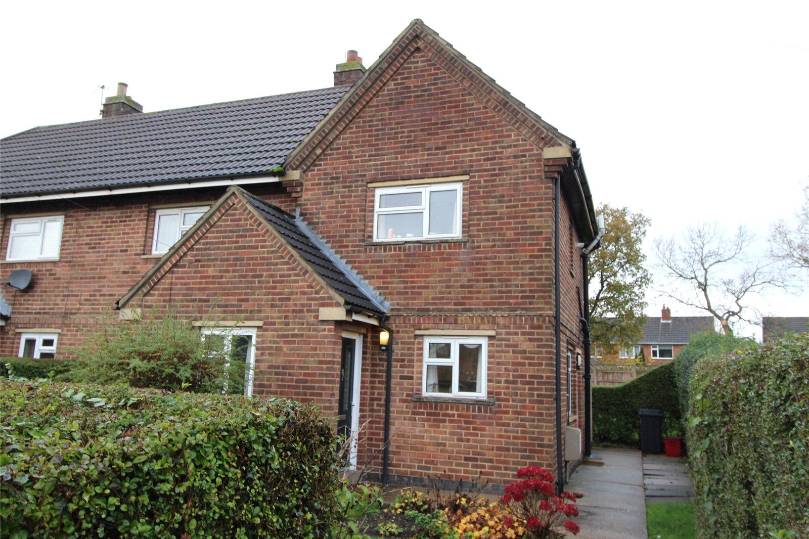 3 bed semidetached house to rent in Sharpley Avenue, Coalville