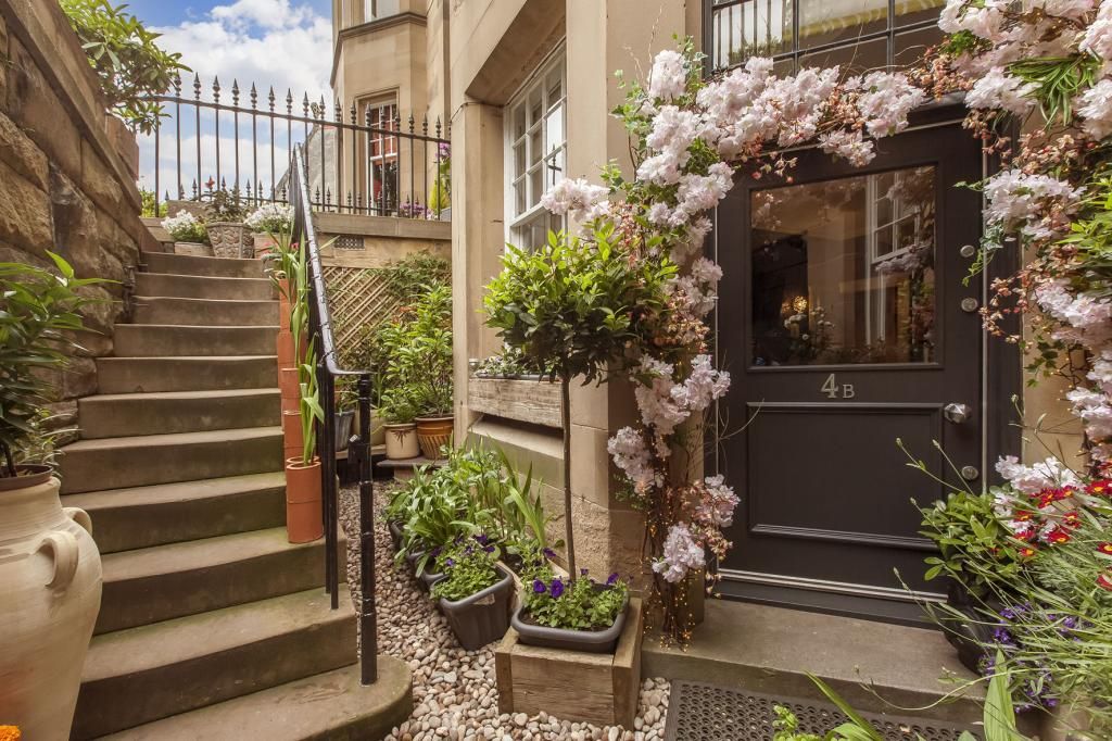 4B Douglas Gardens, West End EH4  