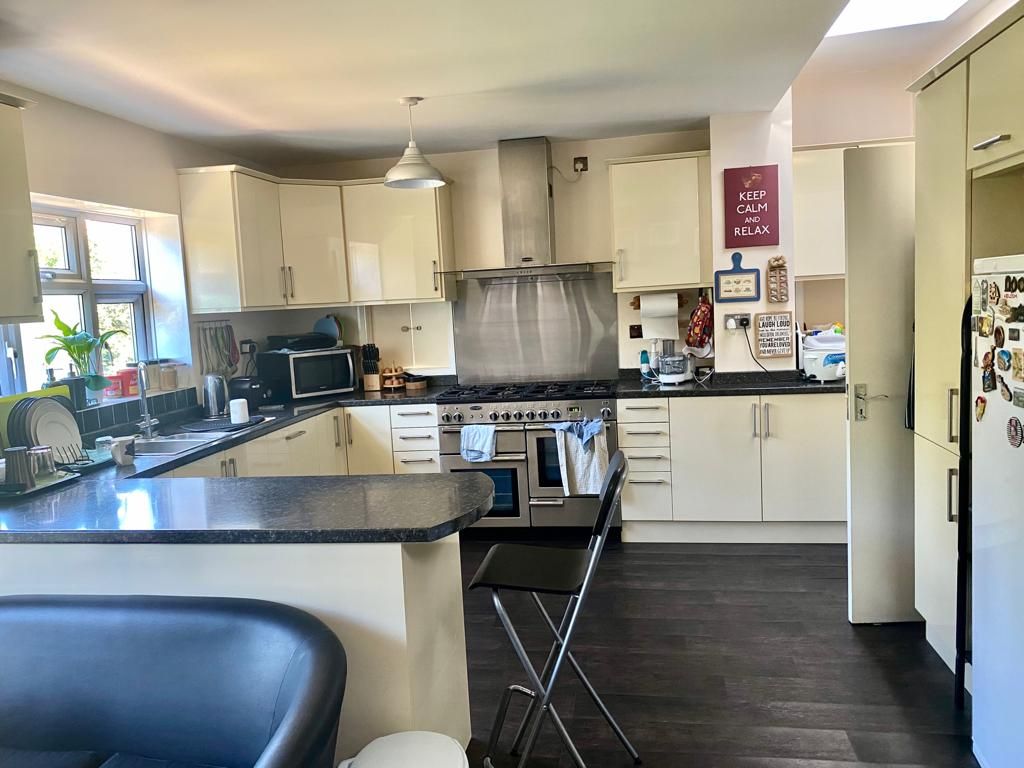 Room to rent in Hatley Avenue, Barkingside IG6 Zoopla