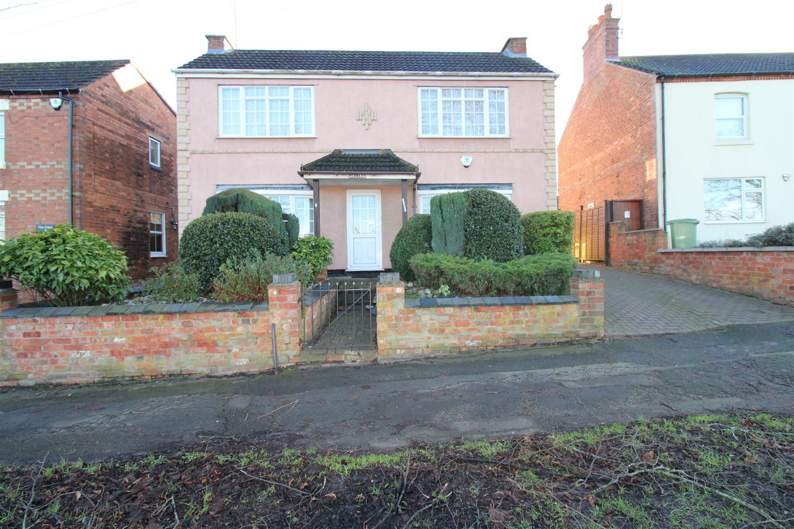 3 bed property for sale in Wellingborough Road, Finedon, Wellingborough
