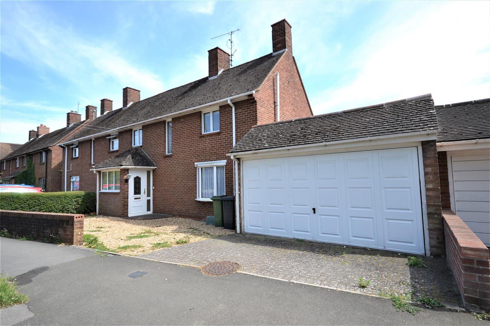 3 bed semidetached house for sale in Queen Mary Avenue, Basingstoke