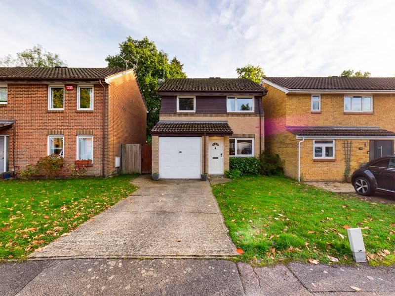 3 bed detached house for sale in Chepstow Close RH10 Zoopla