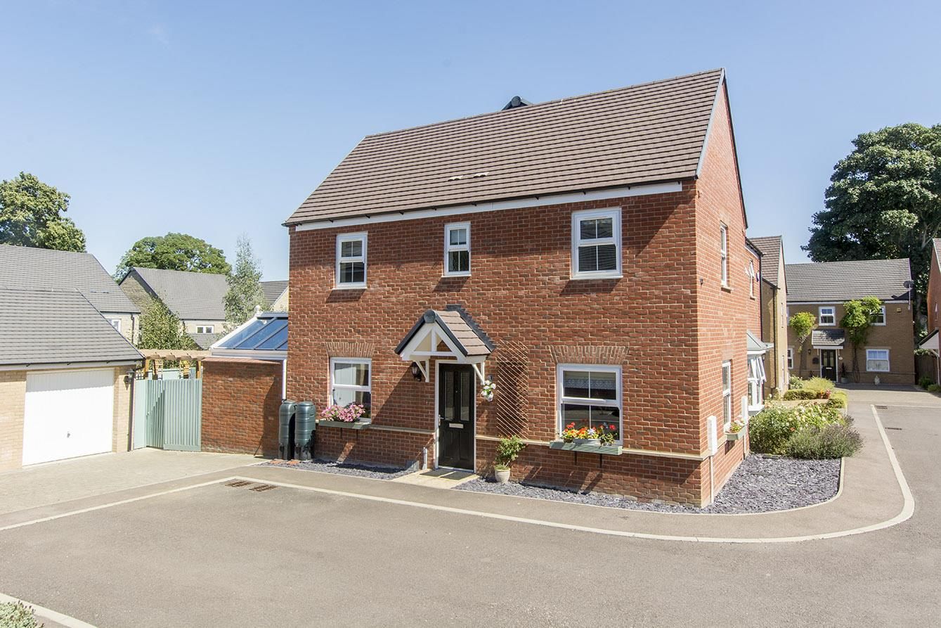 3 bed semidetached house for sale in William Court, Oundle