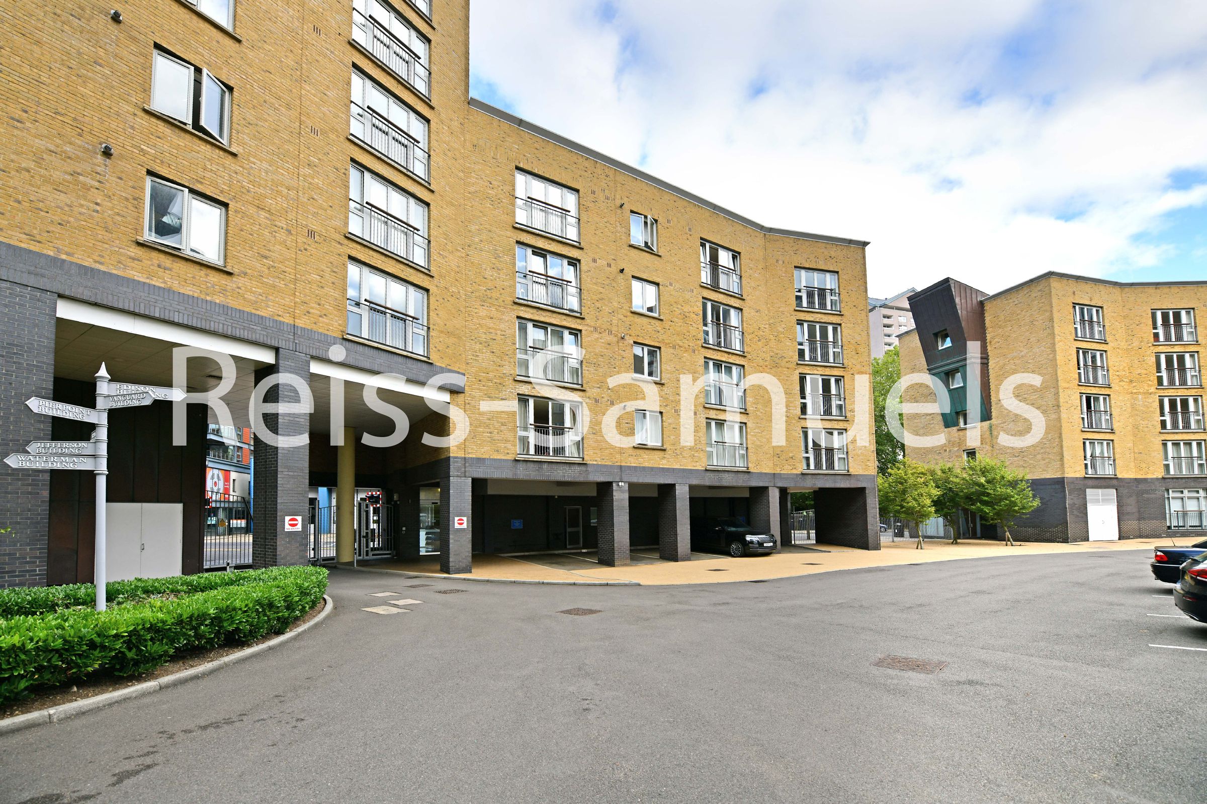 3 bed flat to rent in Franklin Building, Millennium Harbour, Canary Wharf, London E14 Zoopla